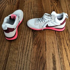 Nike internationalist mid